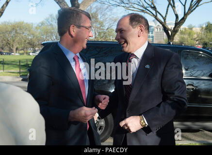 WASHINGTON (29 marzo 2016) Segretario della Difesa Ash Carter condivide un momento con il Segretario degli Affari dei Veterani Robert McDonald presso il Memoriale dei Veterani del Vietnam a Washington, 29 marzo. (DoD foto di Marina Petty Officer 1. Classe Tim D. Godbee) (rilasciato) Foto Stock