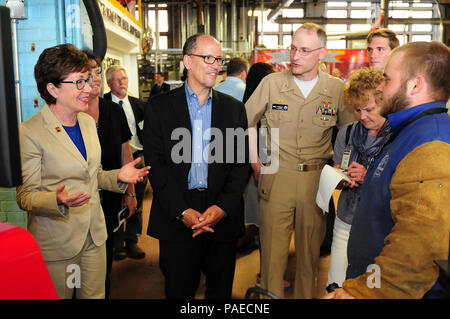 KITTERY Maine -- 5/27/15 -- STATI UNITI Il senatore Susan Collins (R-Maine), sinistra, U.S. Segretario di lavoro, Thomas Perez e il Cantiere Navale di Portsmouth (PN) Comandante, U.S. Navy Capt Bill Greene ascoltare apprendista saldatore Matt Brangiel, destra, descrivere il funzionamento e l'uso di virtual trainer di saldatura a PN in Kittery mercoledì. La delegazione ha visitato Bath Iron Works in bagno e PN in Kittery a promuovere i partenariati tra privato e pubblico il supporto di apprendistato nel settore marittimo. Foto Stock