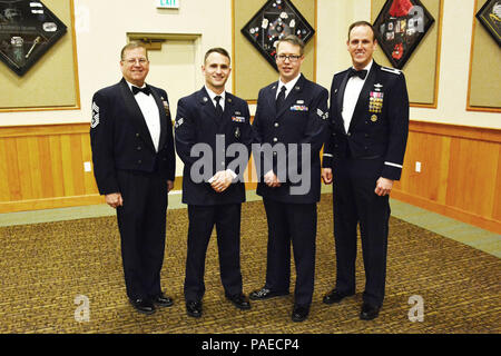 Centoventesimo Airlift Wing Commander Col. Lee Smith (a destra) e il centoventesimo Airlift Wing Command Chief, Chief Master Sgt. Steven Lynch (sinistra), stand con l'ala più recente Airman Leadership School laureati (centro da sinistra a destra), Senior Airman Nicholaus Schwall e Senior Airman Nikolas Asmussen, seguendo la loro cerimonia tenutasi a Malmstrom Air Force Base, Mont., Marzo 22, 2016. (U.S. Air National Guard foto di Senior Master Sgt. Eric Peterson) Foto Stock