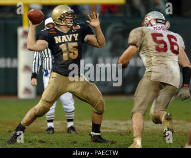 Francisco, California (Dec. n. 29, 2004) DEGLI STATI UNITI Accademia navale Guardiamarina di prima classe Divis Frank passa la palla, sotto pressione dal Nuovo Messico Mike Mohoric, al quarterback Aaron Polanco nel quarto trimestre di giocare contro il Lobos del Nuovo Messico alla coppa di smeraldo a San Francisco. Polanco passati per 102 yards e un touchdown e si precipitò per 133 yards e altri tre punteggi per le aspiranti guardiamarina (10-2) il quarterback Senior era 3-D-6 passando con 26 giunchi, catturati anche due passa per 23 metri. La marina ha trionfato su Nuovo Messico 34-19 per la loro prima vittoria di coppa dal 1996 e primi dieci gioco record vincente in Foto Stock