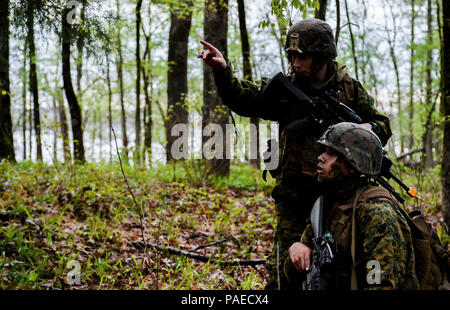 Stati Uniti Marines con Bravo Company, 1° Battaglione, ventitreesimo reggimento Marini, 4° Divisione Marine, imposta un perimetro di sicurezza durante un esercizio di pattuglia a Barksdale Air Force Base, La., Marzo 18, 2016. Il fire team leader diretto fucilieri a settori designati e creato un perimetro protetto durante una pausa di funzionamento. (U.S. Air Force foto/Senior Airman Mozer O. Da Cunha) Foto Stock