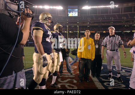 San Diego -- Dic. 22, 2005 -- STATI UNITI Accademia navale aspiranti guardiamarina guarda come una moneta è ribaltato all inizio del Poinsettia Bowl. Navy beat Colorado State 51-30 durante la cerimonia inaugurale Poinsettia Bowl giovedì 22 dicembre a San Diego's Qualcomm Stadium. Il gioco è stato messo in onda su ESPN. Stati Uniti Navy Foto Stock