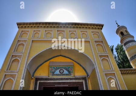 Alla Moschea Id kah, un famoso sito storico, situato nello Xinjiang Uighur regione autonoma della Cina. Foto Stock