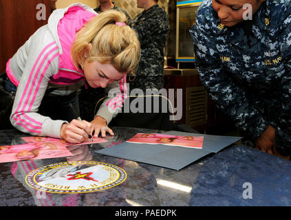 NORFOLK, Virginia (29 aprile 2015) Il 2005 Ladies Professional Golf Association (LPGA) Rookie dell'anno e 2010 donne Open Champion, Paula Creamer C. autografi una foto a bordo della portaerei George H. W. Bush (CVN 77) alla Naval Station Norfolk (NSN), 11 maggio. Creamer visitato anche Assault Craft quattro unità (ACU-4), un elicottero di combattimento squadrone di supporto due (HC-2), Sewells Point Golf (SPGC) e finito la giornata a un ricevimento ospitato da VADM Nora Tyson, Vice comandante, U.S. Le forze della flotta il comando a bordo NSN. Creamer giocherà nel LPGA Kingsmill campionato nel vicino a Williams Foto Stock