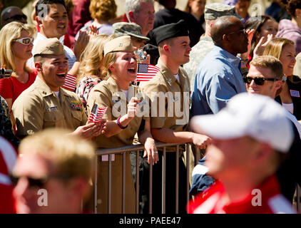 Molle, Colo. (30 aprile 2012) marinai allietare gli atleti che arrivano durante la cerimonia di apertura del 2012 Warrior giochi al Olympic Training Center in Colorado Springs, Colo. più di 200 feriti, malati o feriti i membri del servizio da parte degli Stati Uniti e forze armate britanniche sono pianificati per competere in le Paralimpiadi-style concorrenza, può 1-5. Foto Stock