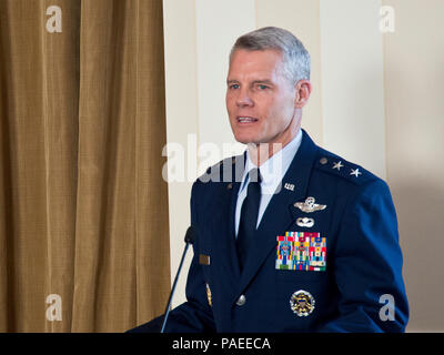 Direttore della Air National Guard, il Mag. Gen. Brian G. Neal, grazie ANG i deputati per la loro dedizione e professionalità presso la Air Force dell Associazione annuale xiv omaggio all'aria Guardia nazionale, tenutasi il 30 marzo 2016, in Arlington, Virginia. L'afa onorato 18 ANG membri attraverso una vasta gamma di specialità per i loro contributi eccezionali per il successo del ANG e la generale Air Force missione. (US Air National Guard photo by Staff Sgt. John E. Hillier/rilasciato) Foto Stock