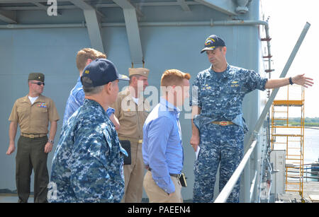 POLARIS POINT, Guam (30 marzo 2016) - Capt. Ha richiamato a San Giovanni, comandante della Emory S. Land-class submarine offerta USS Frank cavo (come 40), spiega Frank del cavo di terra per le capacità militari assistenti legislativa nel corso di una nave tour, Marzo 30. Cavo di Frank, distribuito per l'isola di Guam esegue la manutenzione e il supporto dei sommergibili e navi di superficie distribuiti negli Stati Uniti 7 flotta area di responsabilità. (U.S. Navy foto di comunicazione di massa marinaio apprendista Alana Langdon/rilasciato) Foto Stock