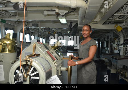 POLARIS POINT, Guam (30 marzo 2016) - Il Mag. Marshalee Clarke, USMC, un Congressional liaison, pone con il timone della Emory S. Land-class submarine offerta USS Frank cavo (come 40) durante una nave del tour di marzo 30. Cavo di Frank, distribuito per l'isola di Guam esegue la manutenzione e il supporto dei sommergibili e navi di superficie distribuiti negli Stati Uniti 7 flotta area di responsabilità. (U.S. Navy foto di comunicazione di massa marinaio apprendista Alana Langdon/rilasciato) Foto Stock