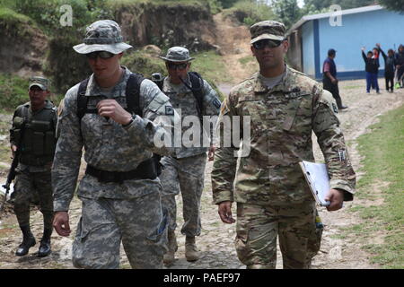 Stati Uniti I membri dell'esercito lasciando Aldea Pojopon scuola elementare a San Marcos, Guatemala, Marzo 31, 2016. Task Force il lupo rosso e l'esercito a sud conduce civile umanitario Assistenza Formazione per includere il livello tattico di progetti di costruzione e preparazione medica Esercizi di formazione fornendo accesso a medici e la costruzione di scuole in Guatemala con il governo del Guatemala e non-agenzie governative dal 05MAR16 a 18GIU16 al fine di migliorare la disponibilità di missione delle forze degli Stati Uniti e di fornire un beneficio duraturo per il popolo del Guatemala. (U.S. Esercito foto di Sgt. Prosperare Ndow/rilasciato) Foto Stock