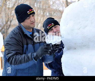 Chief Builder Billy Harger, originariamente da Pearl City, Hawaii e equipaggi Equipmentman sopravvivenza di 2a classe di Chris Dorrough, nativo di Gadsden, Ala, contribuire a dare forma a una porzione di una scultura di neve, Gennaio 31, 2014. I marinai sono membri del 2014 Marina SnowTeam Misawa combatté e sono a Sapporo, Giappone, sono la costruzione di una scultura di neve per la città il festival annuale della neve. Questo è il trentunesimo anno che Naval Air Facility Misawa combatté e il suo inquilino comandi hanno inviato una delegazione di marinai al festival per creare una scultura, e per servire come Stati Uniti Navy gli ambasciatori di buona volontà. Foto Stock