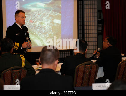 YOKOSUKA, Giappone (15 gennaio 2014) -- Capt. Russell Hays, Senior Medical Officer a bordo della USS George Washington (CVN 73) risponde alle domande dal chirurgo Vice Adm. Rohatgi Shalesh, Marina indiana Direttore generale del servizio medico, durante il FY14 Pacific Marine Medical Senior Leadership Seminar. Questo seminario è un'opportunità per condividere e discutere e capire le capacità mediche di nazioni partner, nonché crea un opportunità di rafforzare militari di cooperazione militare su un livello medico. Foto Stock