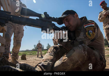 Soldati spagnoli Assegnato a gruppo attività 431, Operazioni speciali Command-Iraq Formazione, treno soldati iracheni iscritti in Iraq scuola di cecchino sulle corrette posizioni di scatto a Camp Taji, Iraq, 8 marzo 2016. I soldati condotta sniper precisione di tiro di formazione per migliorare le loro avanzate competenze di fanteria. Questa formazione fa parte del complesso di Combined Joint Task Force - Funzionamento inerenti risolvere la costruzione di capacità del partner missione per aumentare la capacità di protezione delle forze di sicurezza irachene combattendo lo Stato islamico dell Iraq e il levante. (U.S. Esercito foto di Spc. William Lockwood/rilasciato) Foto Stock