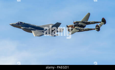 Il Lockheed F-35 Lightning II vola in formazione per la prima volta con il suo omonimo, la seconda guerra mondiale-ser Lockheed P-38 fulmine durante la formazione pratica voli all'Heritage Flight Training Course a Davis-Monthan AFB, Tucson, Arizona, Mar 4, 2016. (U.S. Air Force foto di J.M. Eddins Jr.) Foto Stock