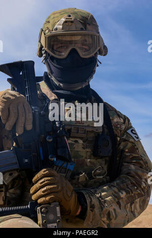 Senior Airman Dustin Silc, un convoglio response force stati assegnati al missile 791st delle forze di sicurezza Squadron, sorge da come il suo team indici dopo un esercizio di formazione in guarnigione, N.D., 30 marzo 2016. CRF aviatori hanno partecipato a tre iterazioni di corsi di formazione per preparare per la Air Force Global Strike Command Road Warrior esercizio. (U.S. Air Force foto/Airman 1. Classe Jessica Weissman) Foto Stock