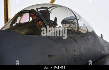 Il cap. Andrew, F-15E Strike Eagle pilota aeromobili assegnati al 391 Expeditionary Fighter Squadron, e Capt. James, F-15E sistema di armi officer assegnato al 391 EFS, prepararsi alla partenza per un corso di formazione sortie durante l'esercizio deserto bandiera Marzo 27, 2016 in una località segreta in Asia sud-ovest. Bandiera del deserto è il primo esercizio del suo genere presente U.S. Air Force e la coalizione personale qui l'opportunità di mettere in pratica la live-fly sortite con U.S. Marina e esercito beni assegnati alla penisola arabica qui. (U.S. Air Force photo by Staff Sgt. Kentavist P. Brackin/rilasciato) Foto Stock