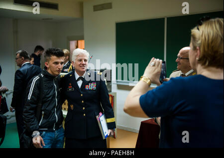 Stati Uniti Esercito Brig. Gen. Giselle Wilz, il Quartier Generale della NATO di Sarajevo, comandante in posa per una foto con uno studente dopo una discussione sulla NATO e le questioni relative alla difesa dell'Università di Tuzla la facoltà di giurisprudenza di Tuzla, Bosnia e Erzegovina, 31 marzo 2016. Wilz ha parlato lo scopo e gli obiettivi della NATO. (U.S. Air Force photo by Staff Sgt. Clayton Lenhardt/rilasciato) Foto Stock