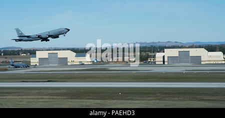 Una KC-135 Stratotanker decolla verso il basso la pista Marzo 18, 2016 a Fairchild Air Force Base, nello Stato di Washington Lo spazio aereo controllato cade in una delle cinque categorie A, B, C, D e E. (U.S. Air Force foto/Airman 1. Classe Sean Campbell) Foto Stock