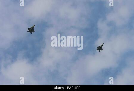 Due F-22 rapaci, dal F-22 Team di dimostrazione a Langley AFB, Virginia, volare in Santiago del Cile, a partecipare nel 2016 International Air e lo spazio della Fiera (FIDAE), il 27 marzo 2016. Avieri da circa gli Stati Uniti sono in programma di partecipare ad una varietà di attività durante la settimana di air show che include dimostrazioni di antenna, interazione con la comunità locale e un esperto in materia di scambi con il cileno Air Force. (U.S. Air Force foto di Tech. Sgt. Heather Redman/rilasciato) Foto Stock