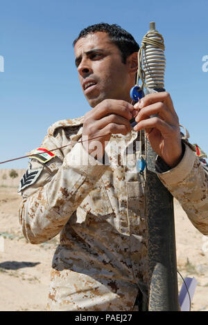 Un soldato iracheno, assegnato al settimo esercito iracheno divisione, imposta un'antenna durante il corso di formazione sulla radio UHF operations di Al Asad Air Base, Iraq, 30 marzo 2016. Formazione in materia di comunicazione è una delle competenze insegnate al Asad come parte della costruzione di capacità del partner di missione, che aumenta la capacità militari delle Forze di Sicurezza Irachene a combattere lo Stato islamico dell Iraq e il levante. Abilitando ISF attraverso consigliare e assistere e missioni di BPC, la Combined Joint Task Force - Funzionamento inerenti risolvere la coalizione multinazionale sta aiutando il governo dell'Iraq per impostare le condizioni per defe Foto Stock