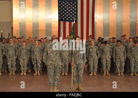 Soldati con il 307th Polizia Militare azienda entrare in formazione presso la Sila L. Copeland Arrivo/Partenza Airfield gruppo di controllo 27 Marzo prima la società in partenza a Guantanamo base navale, Cuba. Foto Stock