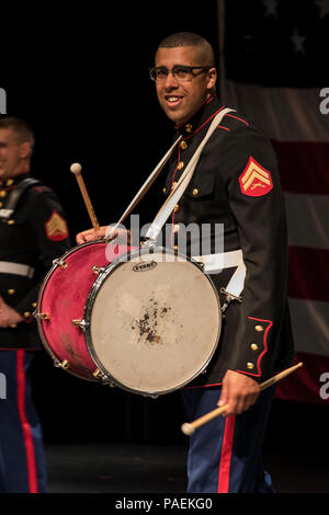 Caporale Giordania neve, bass batterista per la Marine Corps base Quantico band e Proctor, Vermont, nativo, esegue con la sezione di partito della band per una piena Everett High School auditorium, Marzo 18. La band ha visitato la scuola tecnica per le loro prestazioni nella festa di San Patrizio parade di Boston il weekend successivo. La neve è un Berklee College of Music graduate e percorsa avanti e indietro tra Boston e la Germania a diventare un Marine Corps musicista. Foto Stock