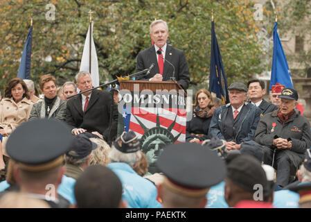 NEW YORK (nov. 11, 2015) segretario della Marina (SECNAV) Ray Mabus offre commento per ringraziare Veteran's per il loro servizio durante la cerimonia di apertura del 2015 Veteran's Day parade di New York City. Mabus e l'equipaggio della USS New York (LPD 21) aderito più di 400 marinai locali di marciare verso il basso della quinta avenue di rappresentare gli Stati Uniti Marina come il servizio in primo piano per questo anno la parata. Foto Stock