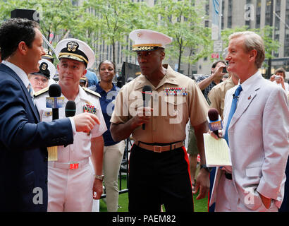 NEW YORK (27 maggio 2016) - Posteriore Adm. Roy J. Kelley, Commander, Carrier Strike gruppo 12 (CSG-12), e Briga. Gen. Michael E. Langley, assistente del vice Comandante di programmi e risorse, condotta sulla fotocamera intervista con Fox & Friends mattina ospita Brian Kilmeade e Steve Doocy prima della Marina Militare annuale e Marine Corps Tug-of-War concorrenza durante 2016 Settimana della flotta di New York (FWNY), 27 maggio. FWNY, ora nel suo ventottesimo anno della città è onorata da tempo festa del mare servizi. Si tratta di una opportunità unica per i cittadini di New York e il circostante tri-state area per soddisfare i marinai, Ma Foto Stock