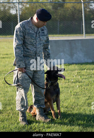 Il personale Sgt. Michael Sengphradeth, 902nd forze di sicurezza militari squadrone cane da lavoro trainer, sta con il suo cane durante una pausa dalla formazione Marzo 27, 2016. Lavoro militare i cani sono dato un programma di allenamento di ogni settimana e si esibiranno morso lavorare con i gestori, forza di protezione e obbedienza, tra le altre funzioni. Foto Stock