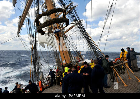 Guardacoste Eagle sails attraverso i venti forti e di alto mare nell'Oceano Atlantico, lunedì 21 marzo, 2016. Essa prende tutte le mani disponibili sul ponte per gestire le linee e le vele a bordo di Eagle. Stati Uniti Coast Guard foto di Sottufficiali di 2a classe di Matteo S. Masaschi. Foto Stock