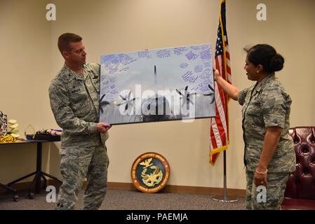 Col. Frank Amodeo, 403Wing Commander, presenta una foto firmata al Col. Beena Maharaj, 403Missione Gruppo supporto commander, durante un evento di addio Marzo 5, 2016 a Keesler Air Force Base, Mississippi. Maharaj è programmato per prendere il comando della missione 911th gruppo di supporto a dall'Aeroporto Internazionale di Pittsburgh aria stazione di riserva, Pennsylvania (USA Air Force foto/Il Mag. Marnee Losurdo) Foto Stock