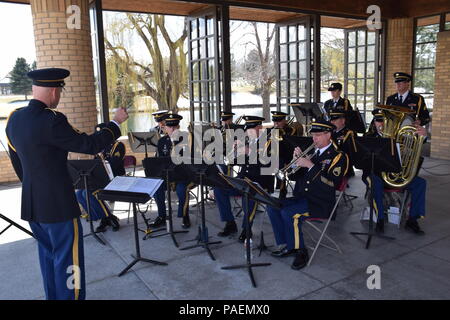 Soldati del Colorado National Guard 101st Army Band fornire musica cerimoniale al cinquantesimo Guerra del Vietnam anniversario Commemorazione, ospitato da lo stato del Colorado, Marzo 29, 2016 a Fort Logan Cimitero Nazionale di Denver. Più di 58.000 truppe americane hanno perso la vita nella guerra del Vietnam includente almeno 526 Coloradoans. (Foto di U.S. Esercito nazionale del personale di guardia Sgt. Giuseppe K. VonNida/ rilasciato) Foto Stock