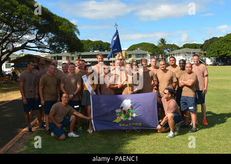 PEARL HARBOR-HICKAM, Hawaii (feb. 19, 2016) Nel febbraio 19, personale dalla Naval Facilities Engineering Command Hawaii (Seabees e ingegnere civile Corps ufficiali) hanno partecipato nel 2016 Olimpiadi Seabee Feb. 19 tenuta in campo rapido, Base comune Harbor-Hickam perla. Foto Stock