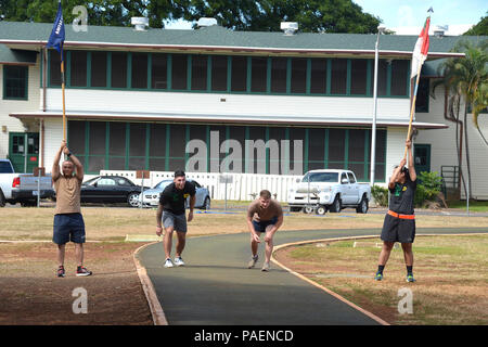 PEARL HARBOR-HICKAM, Hawaii (feb. 19, 2016) A 4 relè uomo gara è stato aggiunto per la giornata di gara per rompere una cravatta in punti del team, tra Naval Facilities Engineering Command Hawaii (Seabees e ingegnere civile Corps ufficiali) e 130Brigata di ingegneria, U.S. Esercito, Schofield Barracks. Foto Stock