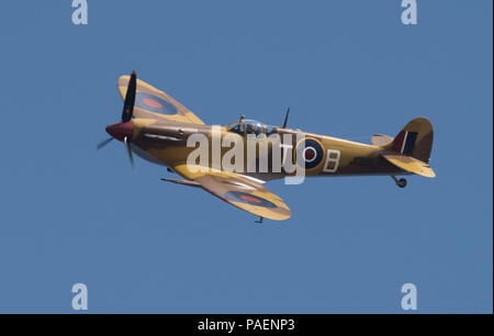 Un pilota dimostra la capacità del VS Spitfire durante il 2018 Royal International Air Tattoo (RIAT) a RAF Fairford, Regno Unito (UK) il 14 luglio 2018. Questo anno di RIAT ha celebrato il centenario della RAF e ha messo in evidenza che gli Stati Uniti hanno sempre una forte alleanza con il Regno Unito. (U.S. Air Force foto di TSgt Brian Kimball) Foto Stock