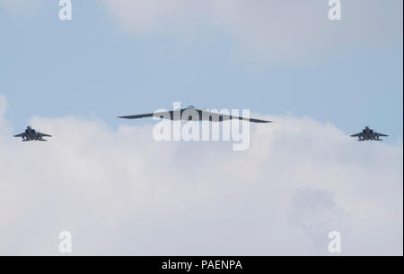 Un U.S. Air Force B-2 Spirit e due F-15 Aquile volare oltre una folla durante il 2018 Royal International Air Tattoo (RIAT) a RAF Fairford, Regno Unito, 14 luglio 2018. Questo anno di RIAT ha celebrato il centenario della RAF e ha messo in evidenza che gli Stati Uniti hanno sempre una forte alleanza con il Regno Unito. (U.S. Air Force foto di Tech. Sgt. Brian Kimball) Foto Stock