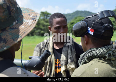 Un osservatore panamense dà un membro della Repubblica Dominicana team consulenza per regolare il suo fucile da cecchino per una migliore accuratezza durante l'azzeramento delle armi in preparazione per questo anno di Fuerzas Comando, luglio 15, 2018 in un poligono di tiro in Panama City, Panama. Fuerzas Comando è una multinazionale annuale speciale forze operative competenze concorso sponsorizzato da U.S. Comando Sud e ospitato quest anno dal Ministero della pubblica sicurezza, Panama. Attraverso una competizione amichevole, questo esercizio promuove l interoperabilità militare-per-relazioni militari, aumenta la formazione sulle conoscenze e migliora la reg Foto Stock