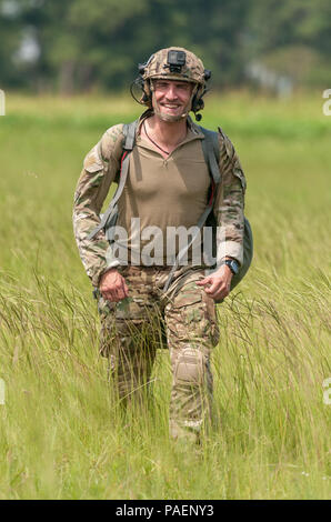 Esercito personale di riserva Sgt. Justin P. Morelli del 982nd combattere la società della fotocamera (airborne), East Point, Georgia passeggiate in dalla zona della goccia dopo aver completato con successo un salto a Preston nella zona di caduta su Fort Gordon, Georgia, luglio 14, 2018. Foto Stock