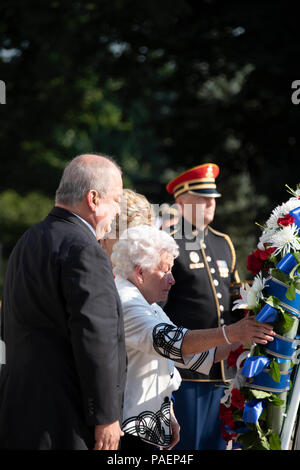 (Da sinistra) dal congressista Gregorio Sablan delle Isole Marianne Settentrionali; Irene Ploke Sgambelluri, di Talofofo e congressista Madeleine Bordallo di Guam; partecipare a un esercito tutti gli onori Wreath-Laying cerimonia presso il Cimitero Nazionale di Arlington Arlington, Virginia, 16 luglio 2018. La Ghirlanda posa era per commemorare il 74º anniversario della liberazione di Guam e la battaglia per le Isole Marianne Settentrionali. Stati Uniti Coast Guard foto di Sottufficiali di prima classe Jetta H. discoteca. Foto Stock