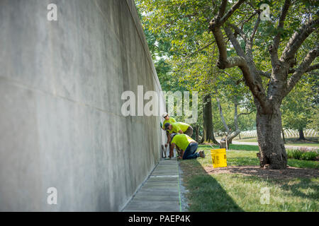 Volontari raddrizzare, livello e sostituire le pietre rotte al di fuori della Corte Columbarium 1 presso il Cimitero Nazionale di Arlington Arlington, Virginia, 16 luglio 2018. Oltre 400 volontari professionisti del paesaggio ha partecipato in Associazione Nazionale dei professionisti del paesaggio' xxii rinnovo annuale e ricordo evento presso il Cimitero Nazionale di Arlington. Volontari aerato turf, piantato fiori, di cui i tubi di irrigazione e illuminazione installata una protezione su diversi alberi. (U.S. Foto dell'esercito da Elizabeth Fraser / il Cimitero Nazionale di Arlington / rilasciato) Foto Stock