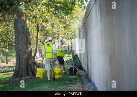 Volontari raddrizzare, livello e sostituire le pietre rotte al di fuori della Corte Columbarium 1 presso il Cimitero Nazionale di Arlington Arlington, Virginia, 16 luglio 2018. Oltre 400 volontari professionisti del paesaggio ha partecipato in Associazione Nazionale dei professionisti del paesaggio' xxii rinnovo annuale e ricordo evento presso il Cimitero Nazionale di Arlington. Volontari aerato turf, piantato fiori, di cui i tubi di irrigazione e illuminazione installata una protezione su diversi alberi. (U.S. Foto dell'esercito da Elizabeth Fraser / il Cimitero Nazionale di Arlington / rilasciato) Foto Stock