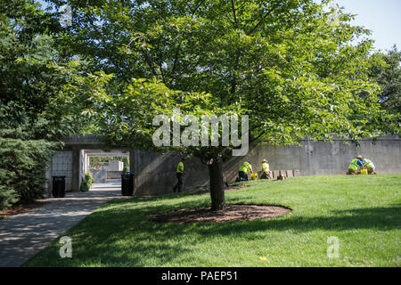 Volontari raddrizzare, livello e sostituire le pietre rotte al di fuori della Corte Columbarium 1 presso il Cimitero Nazionale di Arlington Arlington, Virginia, 16 luglio 2018. Oltre 400 volontari professionisti del paesaggio ha partecipato in Associazione Nazionale dei professionisti del paesaggio' xxii rinnovo annuale e ricordo evento presso il Cimitero Nazionale di Arlington. Volontari aerato turf, piantato fiori, di cui i tubi di irrigazione e illuminazione installata una protezione su diversi alberi. (U.S. Foto dell'esercito da Elizabeth Fraser / il Cimitero Nazionale di Arlington / rilasciato) Foto Stock