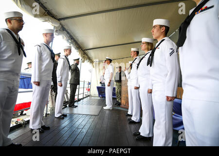 180716-N-XT273-107 Odessa, Ucraina (16 luglio 2018) l'Ucraino capo del personale Generale Gen. Viktor Muzhenko è accolto a bordo del Blue Ridge-class di comando e di controllo nave USS Mount Whitney (LCC 20) da Capt. Richard Aguilar, comandante, esercizio fisico durante la brezza del mare 2018 a Odessa, Ucraina, 16 luglio. La Brezza Marina è un USA e Ucraina co-ospitato multinazionale esercizio marittimo detenute nel Mar Nero ed è progettato per migliorare l'interoperabilità delle nazioni partecipanti e a rafforzare la sicurezza marittima all'interno della regione. (U.S. Foto di Marina di Massa lo specialista di comunicazione 1a classe Justin Stumberg/Re Foto Stock