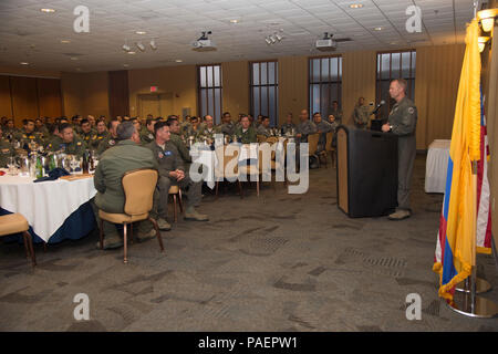 Stati Uniti Air Force Lt. Gen. Mark Kelly, XII Air Force (Air forze sud) comandante dà la chiusura di commento durante una nazione partner cena presso Davis-Monthan Air Force Base, Ariz., per concludere la preparazione al training per il colombiano Air Force la partecipazione a Red Flag 18-3, 14 luglio 2018. Bandiera rossa conferisce missione comandanti la possibilità di condurre in una contestazione, degradata ed operativamente ambiente limitato con multi-dominio attivi e i partner internazionali in una cassetta di sicurezza ambiente di formazione. (U.S. Air Force photo by Staff Sgt. Angela Ruiz) Foto Stock