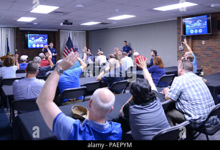 Adm posteriore. David Throop, Comandante della Guardia Costiera XIII quartiere, risponde alle domande dei membri del Washington Homeland Security Tavola Rotonda in sala di formazione a marino unità di sicurezza Portland, Ore., 16 luglio 2018. WHSR è un gruppo di persone compreso di alti dirigenti di aziende di tutta la nazione con livelli variabili di industria marina e homeland security coinvolgimento. Stati Uniti Coast Guard foto di Sottufficiali di terza classe Trevor Lilburn. Foto Stock