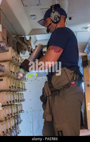 180715-O-N0842-2012 OCEANO PACIFICO (15 luglio 2018) Royal Canadian Air Force Master Caporale Shawn Warkentin, un Airborne sensore elettronico operatore con un canadese Aurora (CP 140) aeromobile prepara una C2A2 marine marcatore di fumo come parte di una sub-caccia scenario durante il cerchio del Pacifico (RIMPAC) Esercizio, 15 luglio. Venticinque nazioni, 46 navi, cinque sommergibili, circa 200 aerei, e 25.000 personale partecipano RIMPAC dal 27 giugno al 2 agosto in e intorno alle Isole Hawaii e la California del Sud. Il più grande del mondo marittimo internazionale esercitazione RIMPAC fornisce un unico traini Foto Stock