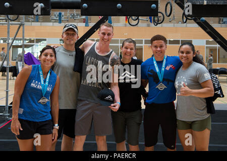 I primi tre partecipanti di uomini e gruppi di donne si riuniscono per una foto dopo la base-wide guerriero alfa evento presso Spangdahlem Air Base, Germania, 16 luglio 2018. Alla fine del guerriero alfa di incontrare e salutare tour non ci sarà un regionale guerriero alfa la concorrenza che si tiene nel mese di settembre. (U.S. Air Force foto di Airman 1. Classe Jovante Johnson) Foto Stock