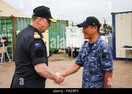 180717-N-LR347-011 base navale di Point Loma, California (Luglio 17, 2018) - Royal New Zealand Navy (RNZN) Commodore Tony Millar, componente marittima il comandante e il rappresentante del capo della marina (Nuova Zelanda), stringe la mano ad un ufficiale della Japan Maritime Self Defence Force servendo con Mine Warfare Task Force durante una visita alla Base Navale di Point Loma Luglio 17. Millar ha visitato la miniera di sottomarino contromisure compito del gruppo guidato dal RNZN durante la loro partecipazione al bordo del Pacifico (RIMPAC) esercizio nella California meridionale area di operazioni. Venticinque nazioni, 46 navi, cinque submar Foto Stock