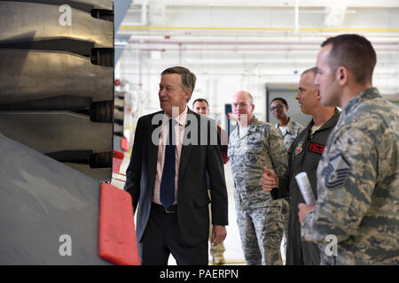 Gov. John Hickenlooper del Colorado, estrema sinistra, riceve una breve su Colorado Air National Guard's F-16 Falcon ha la missione le funzioni dal Col. Brian Turner, secondo da destra, centoquarantesimo Wing Commander, a Buckley Air Force Base in Colorado, luglio 17, 2018. Il centoquarantesimo fornisce la nazione con fighter, airlift e basate nello spazio missile early warning. (U.S. Air Force foto di Senior Airman Jazmin Smith) Foto Stock