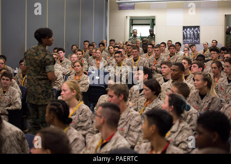 Sgt. Il Mag. Robin C. Fortner, il Marine Corps Systems Command sergente maggiore, parla a circa 200 studenti sulla leadership e attività di Mentor durante il Marine Corps Reclutamento del comando 2018 Estate leadership e sviluppo di carattere Academy a bordo Marine Corps base Quantico, Virginia, luglio 18. Gli studenti ammessi in accademia sono stati selezionati accuratamente da un consiglio di amministrazione di Marines che guardare per trovare i partecipanti con simili tratti caratteriali come Marines. Ispirato al Marine Corps' terzo promessa di sviluppare la qualità di cittadini, il programma è stato progettato per stimolare e sviluppare la nazione del top-esecuzione hig Foto Stock