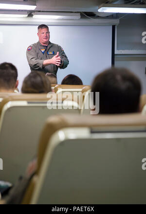 180717-N-TH560-2008 PEARL HARBOR, Hawaii (Luglio 17, 2018) Capt. Kevin Kennedy, commodore, elicottero mare ala di combattimento del Pacifico, U.S. Flotta del Pacifico, parla ai marinai di elicottero di mare squadrone di combattimento (HSC) 21 a bordo dell'assalto anfibio nave USS Bonhomme Richard (LHD 6) durante il cerchio del Pacifico (RIMPAC) 2018 esercizio. Venticinque nazioni, 46 navi, cinque sommergibili, circa 200 aerei e 25.000 personale partecipano RIMPAC dal 27 giugno al 2 agosto in e intorno alle Isole Hawaii e la California del Sud. Il più grande del mondo marittimo internazionale esercitazione RIMPAC fornisce un unico Foto Stock